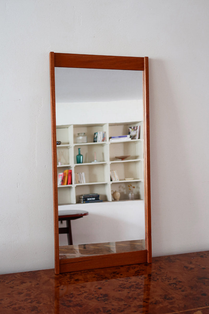 Miroir mural teck scandinave années 60 montants saillants tenons aux angles, format vertical élancé, ébénisterie danoise mid-century