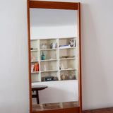 Miroir mural teck scandinave années 60 montants saillants tenons aux angles, format vertical élancé, ébénisterie danoise mid-century