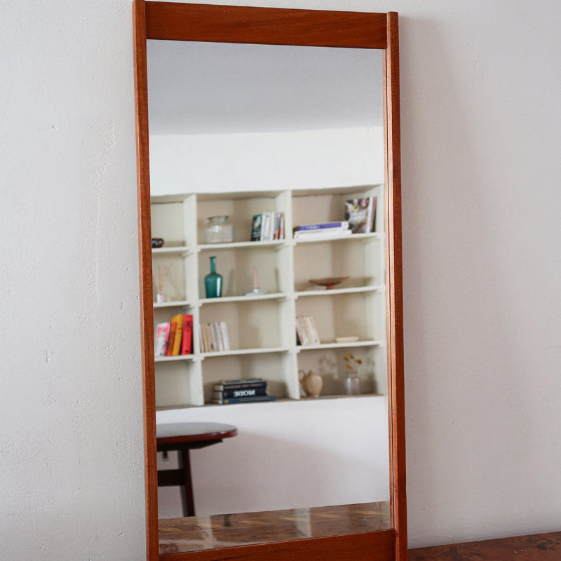 Miroir mural teck scandinave années 60 montants saillants tenons aux angles, format vertical élancé, ébénisterie danoise mid-century