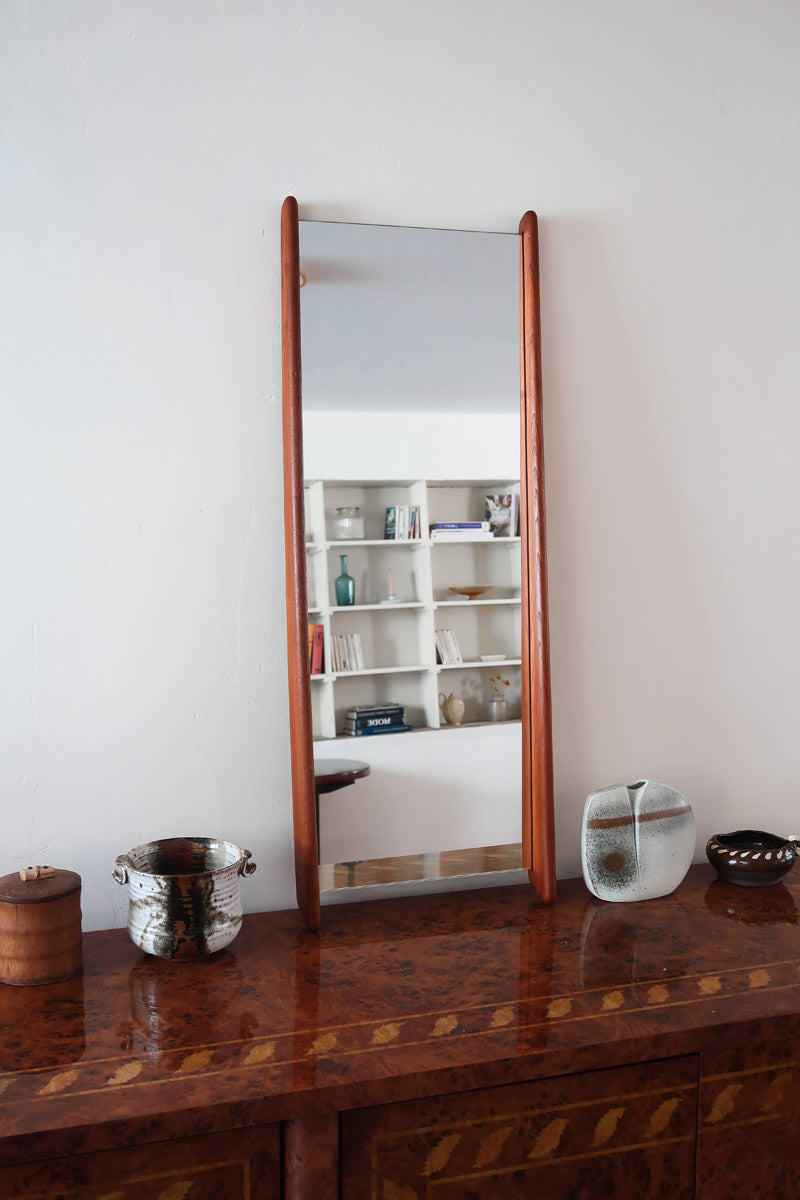 Miroir mural teck scandinave années 60 montants fuseau sculptés, silhouette sculpturale, sans cadre traversant, design danois mid-century statement