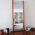 Miroir mural teck scandinave années 60 montants fuseau sculptés, silhouette sculpturale, sans cadre traversant, design danois mid-century statement
