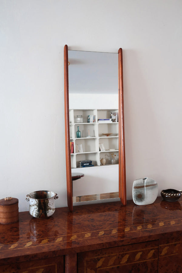 Miroir mural teck scandinave années 60 montants fuseau sculptés, silhouette sculpturale, sans cadre traversant, design danois mid-century statement