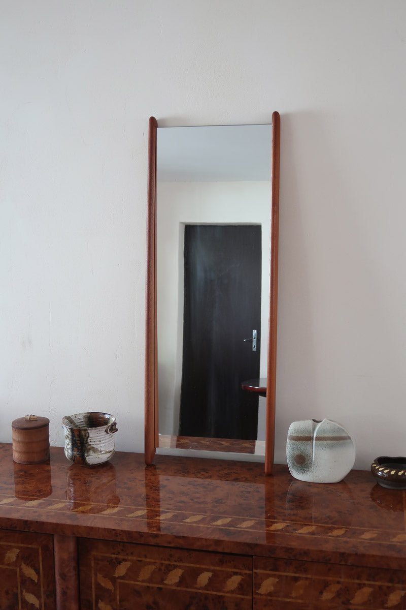 Miroir mural teck scandinave années 60 montants fuseau sculptés, silhouette sculpturale, sans cadre traversant, design danois mid-century statement