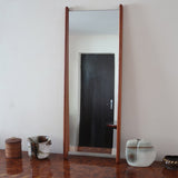 Miroir mural teck scandinave années 60 montants fuseau sculptés, silhouette sculpturale, sans cadre traversant, design danois mid-century statement