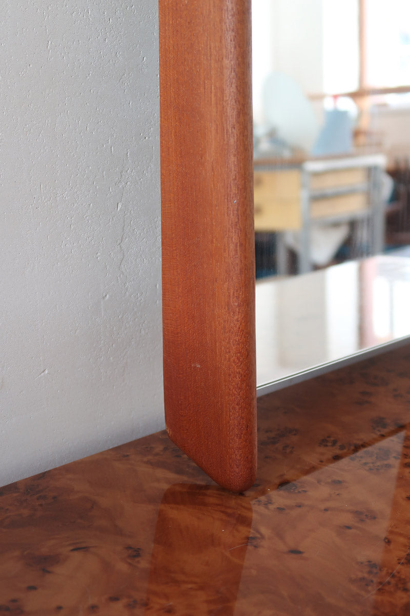 Miroir mural teck scandinave années 60 montants fuseau sculptés, silhouette sculpturale, sans cadre traversant, design danois mid-century statement