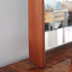 Miroir mural teck scandinave années 60 montants fuseau sculptés, silhouette sculpturale, sans cadre traversant, design danois mid-century statement