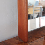 Miroir mural teck scandinave années 60 montants fuseau sculptés, silhouette sculpturale, sans cadre traversant, design danois mid-century statement