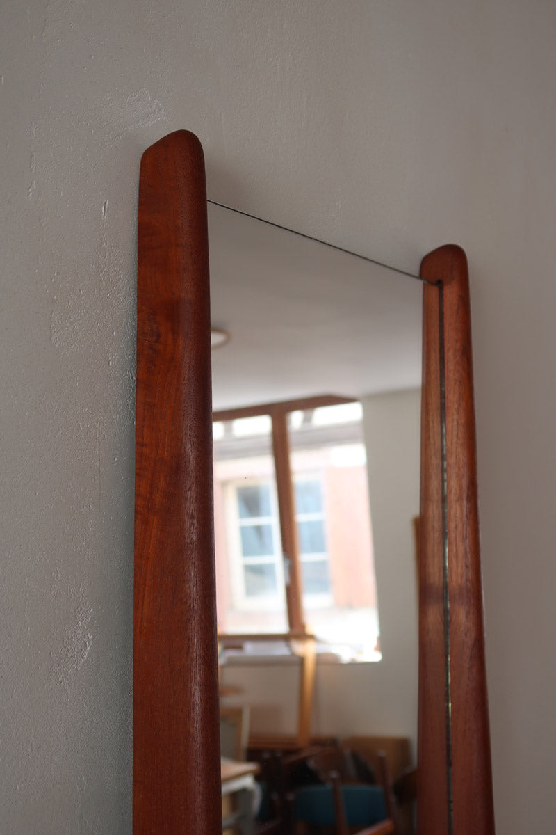 Miroir mural teck scandinave années 60 montants fuseau sculptés, silhouette sculpturale, sans cadre traversant, design danois mid-century statement