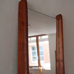 Miroir mural teck scandinave années 60 montants fuseau sculptés, silhouette sculpturale, sans cadre traversant, design danois mid-century statement