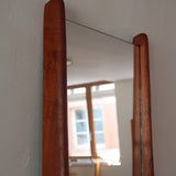 Miroir mural teck scandinave années 60 montants fuseau sculptés, silhouette sculpturale, sans cadre traversant, design danois mid-century statement