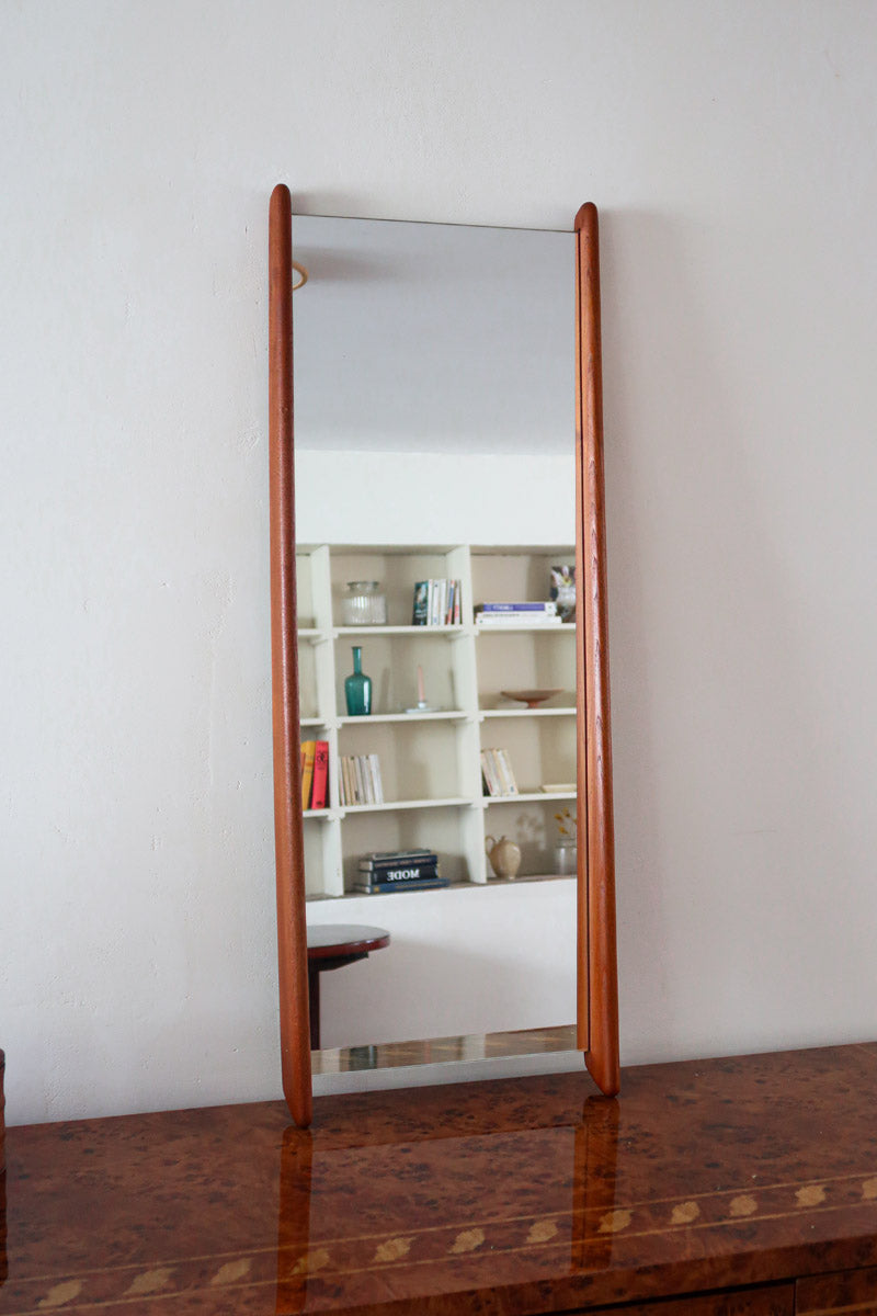 Miroir mural teck scandinave années 60 montants fuseau sculptés, silhouette sculpturale, sans cadre traversant, design danois mid-century statement