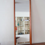 Miroir mural teck scandinave années 60 montants fuseau sculptés, silhouette sculpturale, sans cadre traversant, design danois mid-century statement