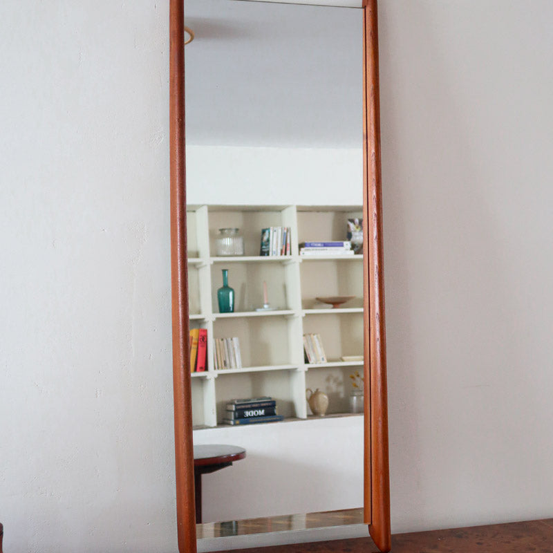 Miroir mural teck scandinave années 60 montants fuseau sculptés, silhouette sculpturale, sans cadre traversant, design danois mid-century statement