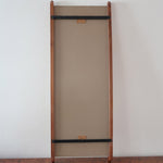 Miroir mural teck scandinave années 60 montants fuseau sculptés, silhouette sculpturale, sans cadre traversant, design danois mid-century statement