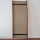 Miroir mural teck scandinave années 60 montants fuseau sculptés, silhouette sculpturale, sans cadre traversant, design danois mid-century statement