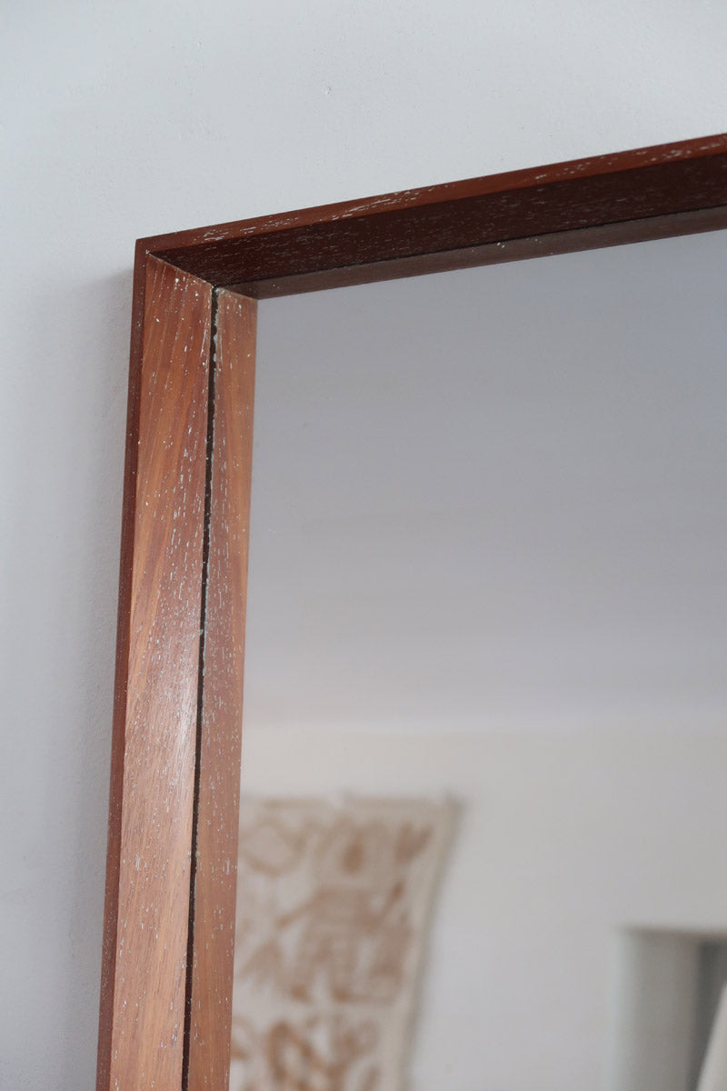 Miroir mural teck scandinave années 60 cadre fin grand format, lignes droites épurées, profil minimaliste, design danois mid-century