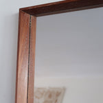 Miroir mural teck scandinave années 60 cadre fin grand format, lignes droites épurées, profil minimaliste, design danois mid-century