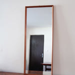 Miroir mural teck scandinave années 60 cadre fin grand format, lignes droites épurées, profil minimaliste, design danois mid-century