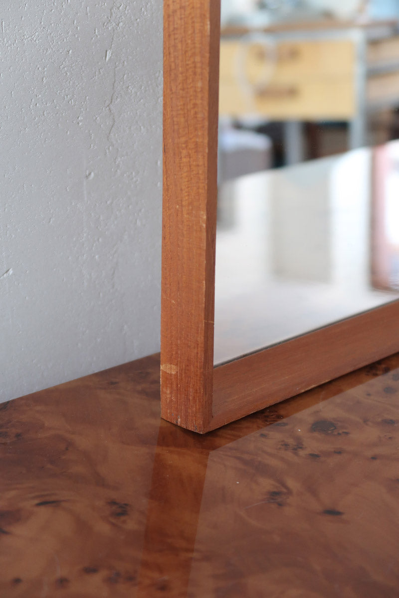 Miroir mural teck scandinave années 60 cadre fin grand format, lignes droites épurées, profil minimaliste, design danois mid-century