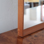 Miroir mural teck scandinave années 60 cadre fin grand format, lignes droites épurées, profil minimaliste, design danois mid-century