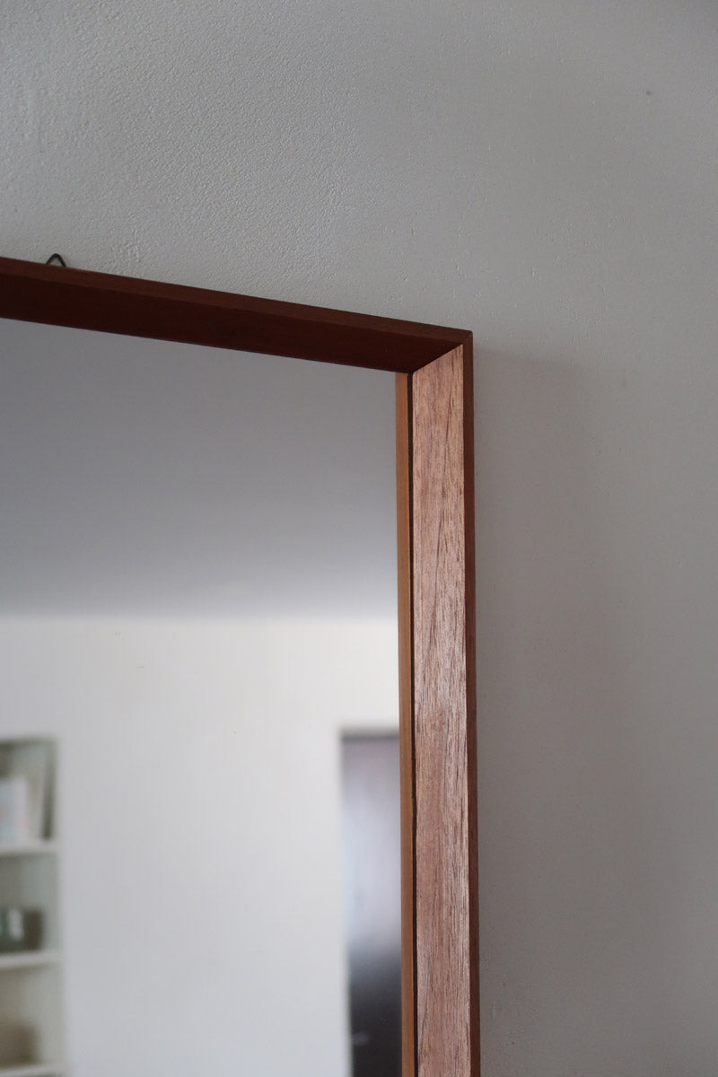 Miroir mural teck scandinave années 60 cadre fin grand format, lignes droites épurées, profil minimaliste, design danois mid-century