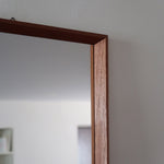 Miroir mural teck scandinave années 60 cadre fin grand format, lignes droites épurées, profil minimaliste, design danois mid-century