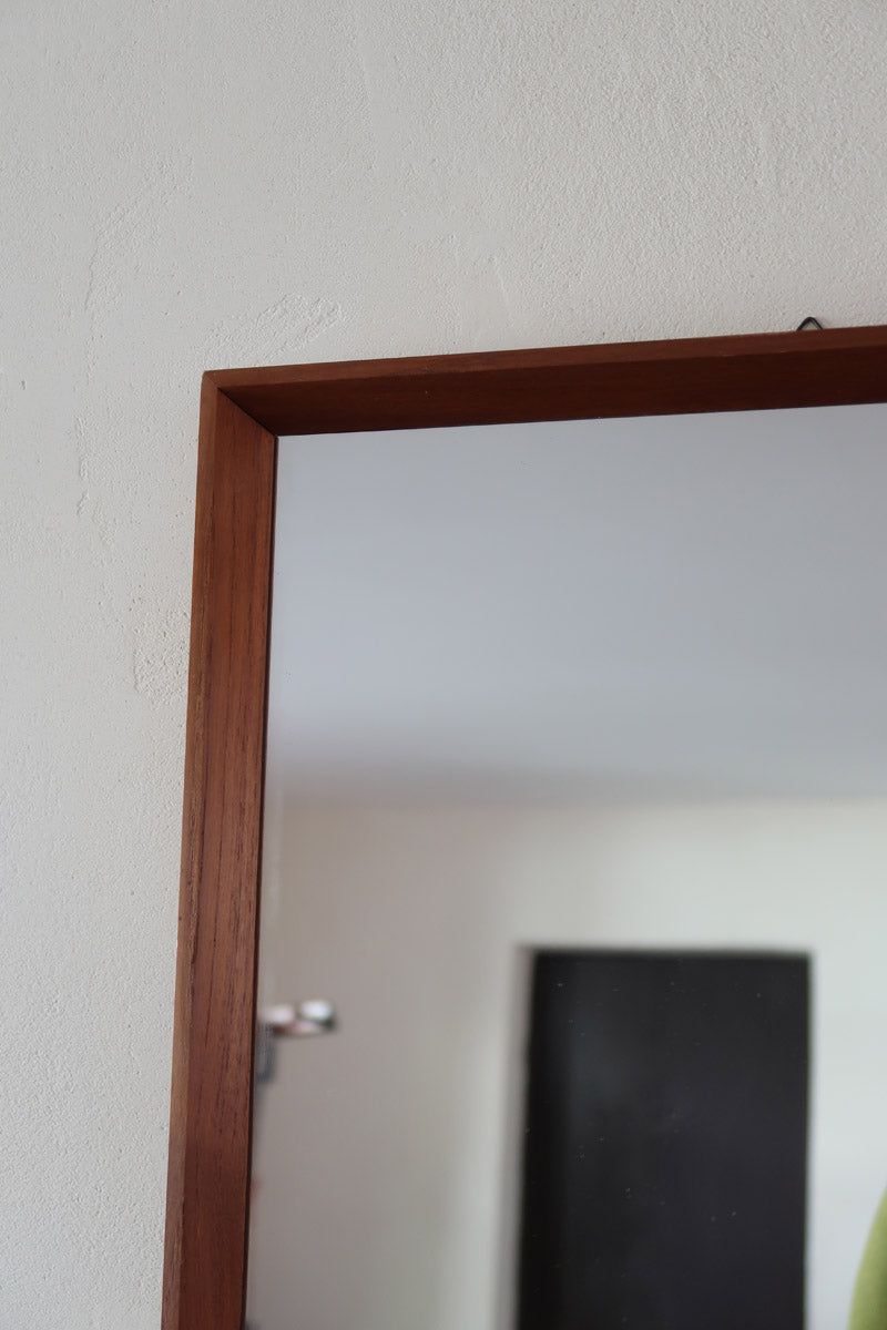 Miroir mural teck scandinave années 60 cadre fin grand format, lignes droites épurées, profil minimaliste, design danois mid-century