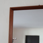 Miroir mural teck scandinave années 60 cadre fin grand format, lignes droites épurées, profil minimaliste, design danois mid-century