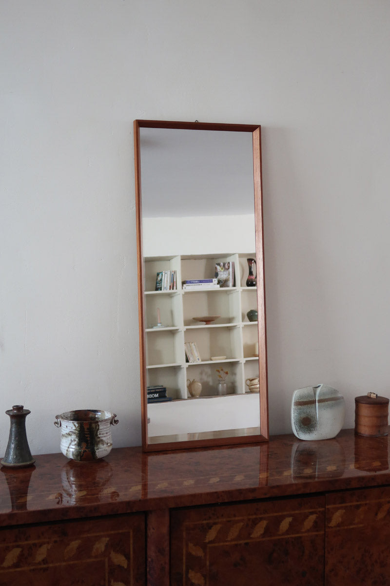 Miroir mural teck scandinave années 60 cadre fin grand format, lignes droites épurées, profil minimaliste, design danois mid-century