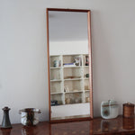 Miroir mural teck scandinave années 60 cadre fin grand format, lignes droites épurées, profil minimaliste, design danois mid-century