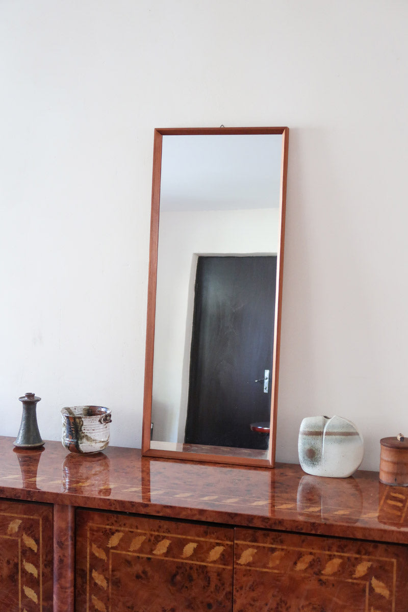Miroir mural teck scandinave années 60 cadre fin grand format, lignes droites épurées, profil minimaliste, design danois mid-century
