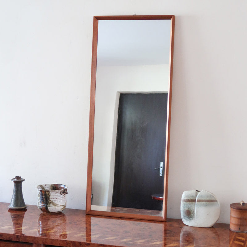 Miroir mural teck scandinave années 60 cadre fin grand format, lignes droites épurées, profil minimaliste, design danois mid-century