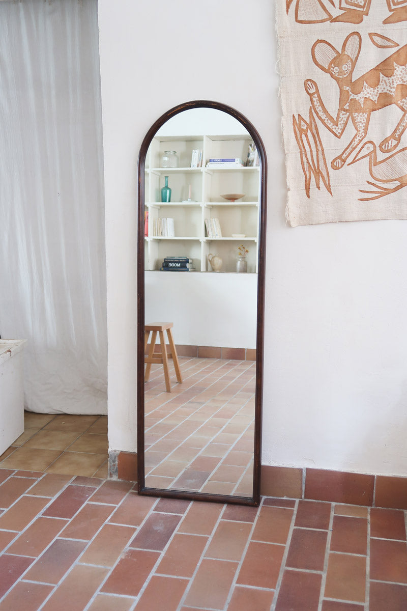 Miroir arche bois foncé grand format, forme arche sommet arrondi base droite, teinte acajou, pleine hauteur entrée dressing, vintage