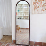 Miroir arche bois foncé grand format, forme arche sommet arrondi base droite, teinte acajou, pleine hauteur entrée dressing, vintage