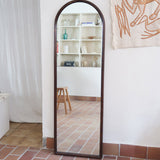 Miroir arche bois foncé grand format, forme arche sommet arrondi base droite, teinte acajou, pleine hauteur entrée dressing, vintage