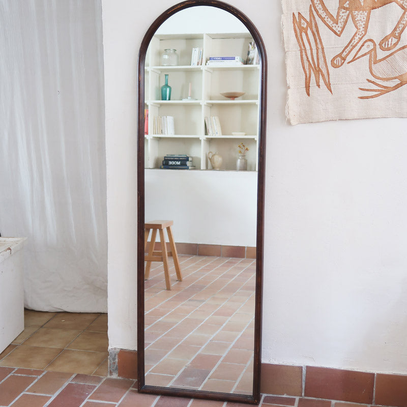Miroir arche bois foncé grand format, forme arche sommet arrondi base droite, teinte acajou, pleine hauteur entrée dressing, vintage