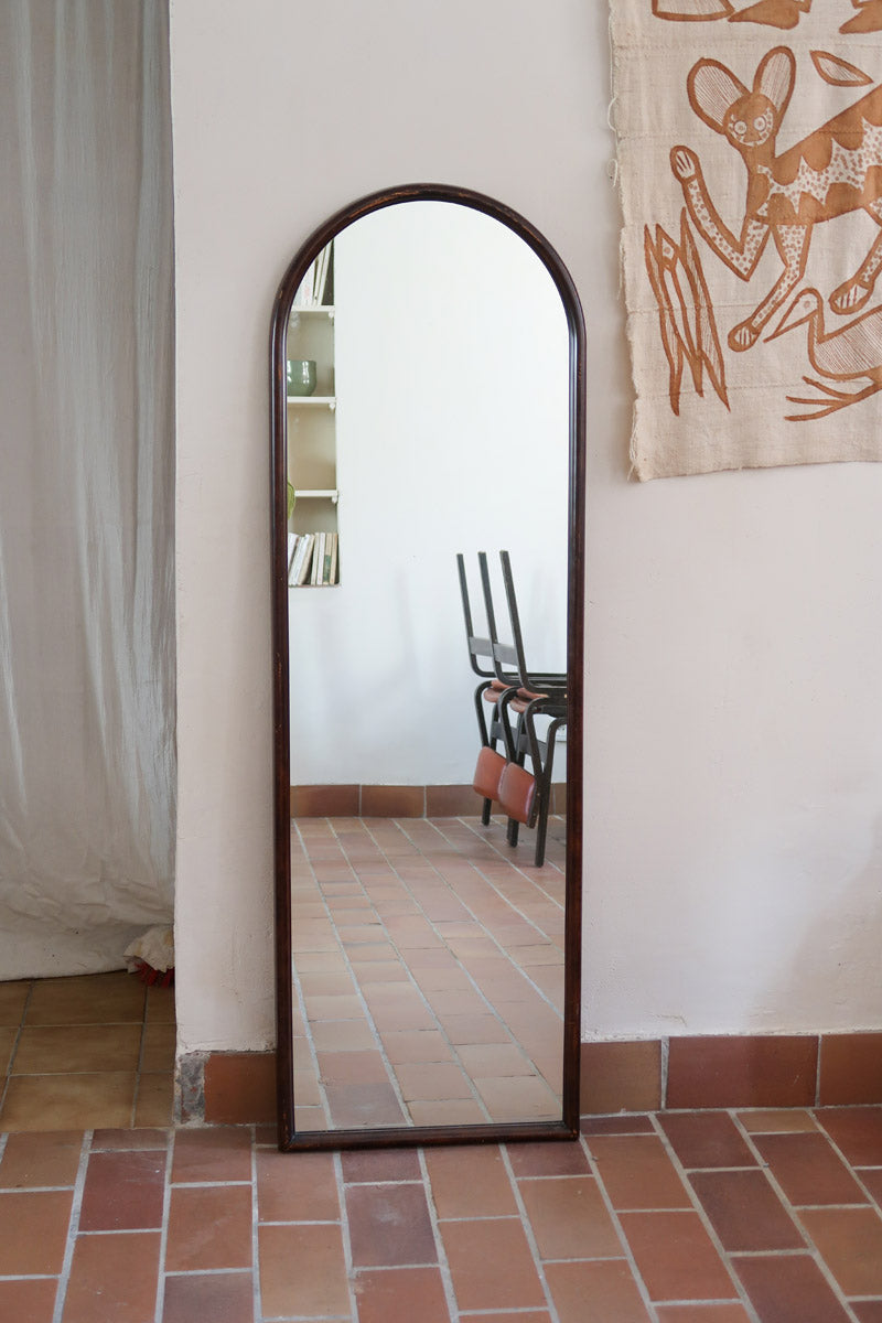 Miroir arche bois foncé grand format, forme arche sommet arrondi base droite, teinte acajou, pleine hauteur entrée dressing, vintage