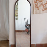 Miroir arche bois foncé grand format, forme arche sommet arrondi base droite, teinte acajou, pleine hauteur entrée dressing, vintage