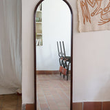 Miroir arche bois foncé grand format, forme arche sommet arrondi base droite, teinte acajou, pleine hauteur entrée dressing, vintage