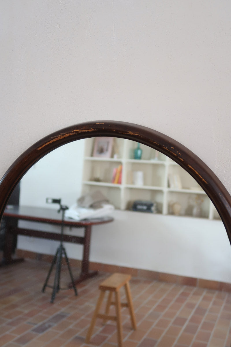 Miroir arche bois foncé grand format, forme arche sommet arrondi base droite, teinte acajou, pleine hauteur entrée dressing, vintage