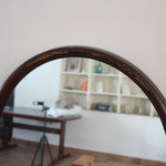 Miroir arche bois foncé grand format, forme arche sommet arrondi base droite, teinte acajou, pleine hauteur entrée dressing, vintage