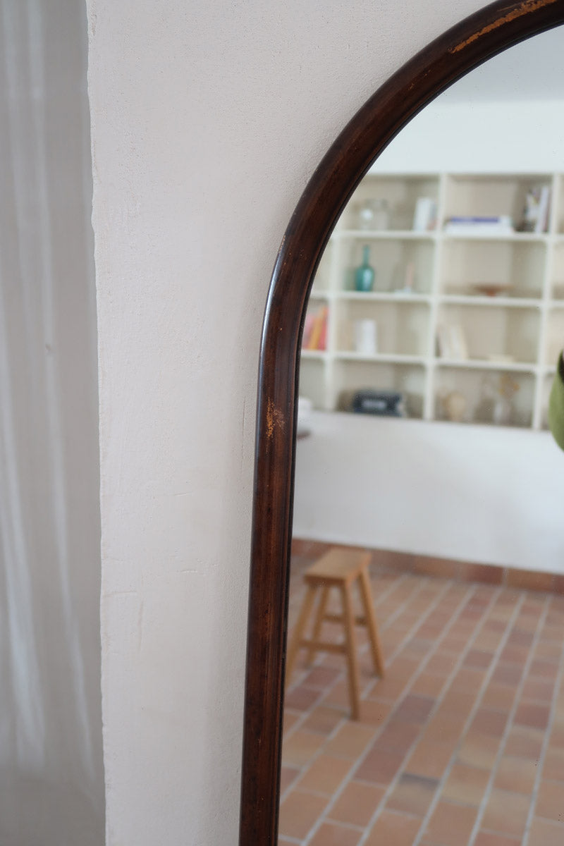 Miroir arche bois foncé grand format, forme arche sommet arrondi base droite, teinte acajou, pleine hauteur entrée dressing, vintage