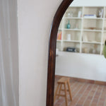Miroir arche bois foncé grand format, forme arche sommet arrondi base droite, teinte acajou, pleine hauteur entrée dressing, vintage