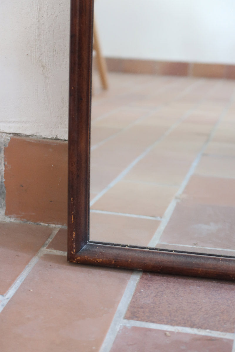 Miroir arche bois foncé grand format, forme arche sommet arrondi base droite, teinte acajou, pleine hauteur entrée dressing, vintage