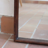 Miroir arche bois foncé grand format, forme arche sommet arrondi base droite, teinte acajou, pleine hauteur entrée dressing, vintage
