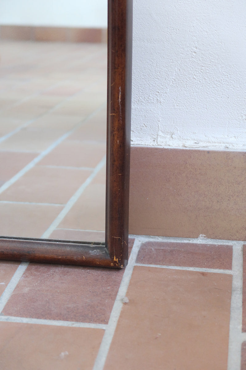 Miroir arche bois foncé grand format, forme arche sommet arrondi base droite, teinte acajou, pleine hauteur entrée dressing, vintage