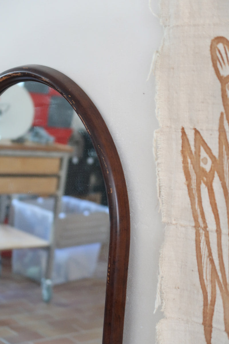 Miroir arche bois foncé grand format, forme arche sommet arrondi base droite, teinte acajou, pleine hauteur entrée dressing, vintage