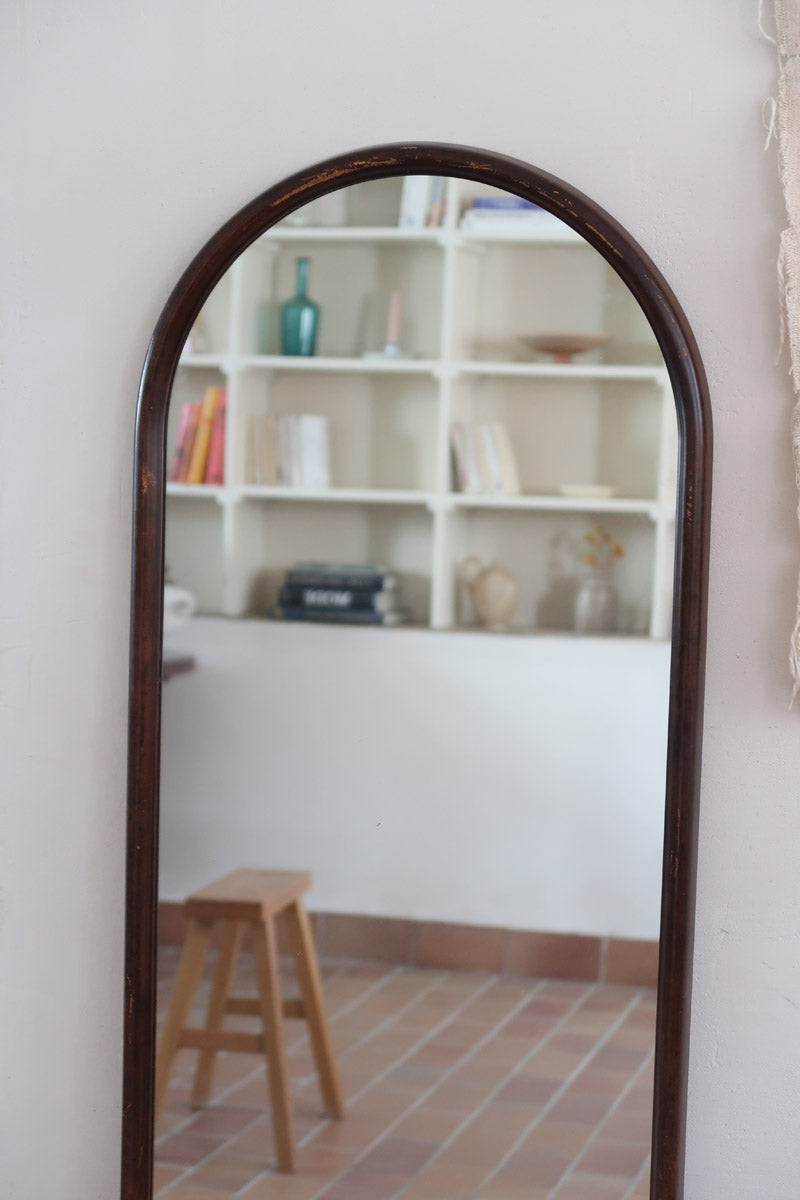 Miroir arche bois foncé grand format, forme arche sommet arrondi base droite, teinte acajou, pleine hauteur entrée dressing, vintage