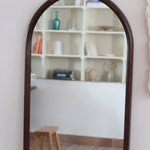 Miroir arche bois foncé grand format, forme arche sommet arrondi base droite, teinte acajou, pleine hauteur entrée dressing, vintage