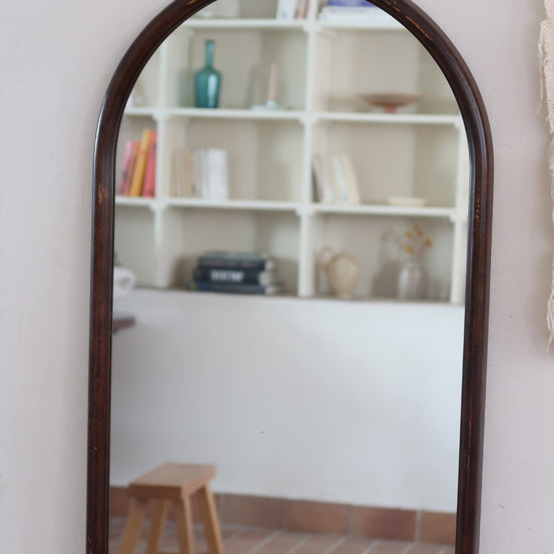 Miroir arche bois foncé grand format, forme arche sommet arrondi base droite, teinte acajou, pleine hauteur entrée dressing, vintage